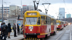 Warszawa, 05.01.2013. Uroczysty przejazd tramwajów typu 13N przez Warszawę. Fot. PAP/J. Turczyk