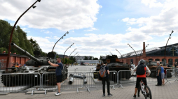 Czołg T-72BA (L), kołowy transporter opancerzony BTR-82A (2P) i samochód opancerzony GAZ-2975 Tigr (P) na wystawie zniszczonego w trakcie inwazji na Ukrainę rosyjskiego sprzętu wojskowego przed Centrum Historii Zajezdnia we Wrocławiu. Fot. PAP/M. Kulczyński