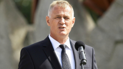 Lubin, 29.08.2022. Zastępca Prokuratora Generalnego–Dyrektor Głównej Komisji Ścigania Zbrodni przeciwko Narodowi Polskiemu Andrzej Pozorski podczas uroczystych obchodów 40. rocznicy Zbrodni Lubińskiej przy Pomniku Pamięci Ofiar Lubina’82 na Wzgórzu Zamkowym w Lubinie. Fot. PAP/S. Borowski