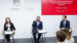 Warszawa, 29.08.2022. Dyrektor Instytutu Adama Mickiewicza Barbara Schabowska (L), redaktor culture.pl/ua Rostysław Kramar (C) i chargé d'affaires Ambasady Ukrainy Ołeh Kuts (P) podczas konferencji prasowej w Centrum Prasowym PAP w Warszawie, 29 bm. Temat konferencji "Instytut Adama Mickiewicza z akcjami wsparcia dla Ukrainy". Fot. PAP/T. Gzell