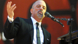 Billy Joel – album tego artysty, pt. „52nd Street”, był pierwszą komercyjną płytą CD z muzyką rozrywkową; ukazała się 17 sierpnia 1982 r. Fot. PAP/EPA