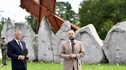 Lubin, 29.08.2022. Prezes Instytutu Pamięci Narodowej Karol Nawrocki (P) i zastępca Prokuratora Generalnego–Dyrektor Głównej Komisji Ścigania Zbrodni przeciwko Narodowi Polskiemu Andrzej Pozorski (L) podczas uroczystych obchodów 40. rocznicy Zbrodni Lubińskiej przy Pomniku Pamięci Ofiar Lubina’82 na Wzgórzu Zamkowym w Lubinie. Fot. PAP/S. Borowski