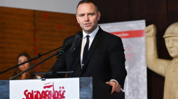 Gdańsk, 31.08.2022. Prezes Instytutu Pamięci Narodowej Karol Nawrocki podczas uroczystości wręczenia Krzyży Wolności i Solidarności w Sali BHP Stoczni Gdańskiej, 31 bm. Trwają obchody 42. rocznicy Sierpnia 1980 i powstania NSZZ „Solidarność”. Fot. PAP/M. Gadomski