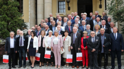 Łódź, 30.08.2022. Uczestnicy uroczystości wręczenia przez szefa Urzędu do Spraw Kombatantów i Osób Represjonowanych Jana Józefa Kasprzyka członkom Związku Weteranów Trzeciej Konspiracji 1956-1989 nadanych przez Prezydenta RP Andrzeja Dudę Medali Stulecia Odzyskanej NiepodległoścI. Fot. PAP/R. Zawistowski