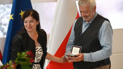 Gdańsk, 31.08.2022. Działaczka opozycji w okresie PRL Bożena Rybicka-Grzywaczewska (L) oraz laureat medalu, pracownik naukowy Deutsches Polen Institut Manfred Mack (P) podczas uroczystości wręczenia Medali Wdzięczności w Europejskim Centrum Solidarności w Gdańsku. Trwają obchody 42. rocznicy Sierpnia 1980 i powstania NSZZ „Solidarność”. Fot. PAP/M. Gadomski 