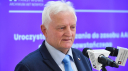 Warszawa, 02.08.2022. Prof. Maciej Kledzik podczas przekazania do Archiwum Akt Nowych prywatnego zbioru dokumentów o Powstaniu Warszawskim. Fot. PAP/P. Nowak