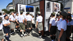 Warszawa, 01.08.2022. Otwarcie międzynarodowej, polsko-ukraińskiej wystawy pt. "Warszawa–Mariupol – miasta ruin, miasta walki, miasta nadziei", 1 bm. na placu marszałka Józefa Piłsudskiego, przed gmachem Dowództwa Garnizonu Warszawa. Na ekspozycję składa się 16 par zdjęć obrazujących zniszczoną Warszawę podczas Powstania Warszawskiego oraz Mariupol i okoliczne miejscowości Kijowa, które w 2022 r. ucierpiały z powodu agresji rosyjskiej. Fot. PAP/R. Pietruszka