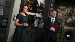 Warszawa, 04.08.2022. Dyrektor Instytutu Solidarności i Męstwa im. Witolda Pileckiego Magdalena Gawin (L) i zastępca dyrektora MPW ds. merytorycznych dr Paweł Ukielski (P) na otwarciu wystawy „Wola 1944: Wymazywanie. Fot. PAP/M. Obara