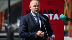 Kwidzyn, 14.08.2022. Prezes Instytutu Pamięci Narodowej Karol Nawrocki podczas konferencji prasowej towarzyszącej obchodom 40. rocznicy Krwawej soboty (pacyfikacji internowanych w kwidzyńskim Ośrodku Odosobnienia), 14 bm. w Kwidzynie. W ramach zainicjowanego na konferencji projektu #archiwumzbrodni na nowo podejmowane będą śledztwa w sprawie zbrodni z okresu lat 80. XX wieku. Fot. PAP/M. Gadomski