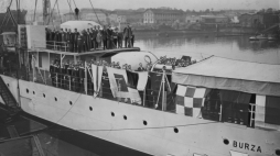 10 08 1932 r. Podniesienie bandery na niszczycielu ORP „Burza” w Cherbourgu. Źródło: NAC
