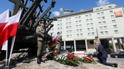 Warszawa, 11.08.2022. Wicepremier, minister kultury i dziedzictwa narodowego Piotr Gliński (P) składa kwiaty pod Pomnikiem Poległym i Pomordowanym na Wschodzie w Warszawie, w związku z 85. rocznicą rozpoczęcia przez NKWD „Operacji polskiej”. Fot. PAP/P. Supernak