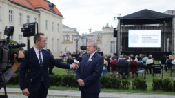 Warszawa, 01.08.2022. Wicepremier, minister kultury Piotr Gliński (C) na premierze filmu „Walcząca” w reżyserii Krzysztofa Łukaszewicza, 1 bm. na terenie siedziby MKiDN w Warszawie. W stolicy trwają obchody 78. rocznicy Powstania Warszawskiego - wystąpienia zbrojnego przeciwko okupującym Warszawę wojskom niemieckim, zorganizowanego przez Armię Krajową. Fot. PAP/A. Zawada