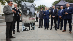 Warszawa, 22.08.2022. Prezes Instytutu Pamięci Narodowej Karol Nawrocki (P), wiceprezes IPN Mateusz Szpytma (2P), dyrektor warszawskiego oddziału IPN Jerzy Eisler (5P), wicedyrektor oddziału Zbigniew Siedlewski (4P) oraz autorzy wystawy Tomasz Łabuszewski (L) i Sławomir Stępień (2L) podczas otwarcia plenerowej wystawy pt. „Pakt zbrodniarzy” przy Skwerze Hoovera w Warszawie. Ekspozycję zaprezentowano z okazji 83. rocznicy zawarcia paktu Ribbentrop-Mołotow. Fot. PAP/P. Supernak