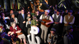 Warszawa, 31.07.2022. Premier Mateusz Morawiecki (3L) razem z harcerzami i grupą Ferajna z Hoovera śpiewa powstańcze piosenki, po uroczystościach przed pomnikiem Powstania Warszawskiego na pl. Krasińskich w Warszawie, w przeddzień 78. rocznicy wybuchu Powstania Warszawskiego. Fot. PAP/R. Pietruszka