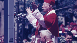 Lublin 05.06.1966. Msza św. z udziałem prymasa Polski kard. Stefana Wyszyńskiego (C) podczas uroczystości Tysiąclecia Chrztu Polski przed katedrą pw. św. Jana Chrzciciela i św. Jana Ewangelisty. Na pierwszym planie kapelan kard. Wyszyńskiego ks. infułat Władysław Padacz. Fot. PAP/A. Kossobudzki Orłowski