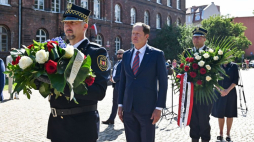  Gdańsk, 09.08.2022. Ambasador USA w Polsce Mark Brzezinski (C) podczas uroczystości złożenia kwiatów przy pomniku Obrońców Poczty Polskiej w Gdańsku. Fot. PAP/M. Gadomski 