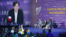 lsztyn, 31.08.2022. Uczestniczki Powstania Warszawskiego Wanda Traczyk-Stawska (w tle,C), Anna Przedpełska-Trzeciakowska (w tle,L) i prowadząca, wiceprezydent Warszawy Aldona Machnowska-Góra (w tle,P) uczestniczą w Olsztynie, 31m. w Campusie Polska Przyszłości. Fot. PAP/T. Waszczuk 