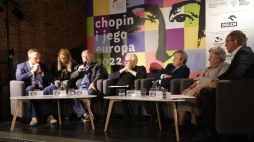 Członek zarządu PKN ORLEN Piotr Sabat (L), dyrygent Fabio Biondi (3L), dyrektor artystyczny Międzynarodowego Festiwalu Muzycznego "Chopin i jego Europa" Stanisław Leszczyński (C), wicepremier, minister kultury i dziedzictwa narodowego Piotr Gliński (3P) podczas konferencji prasowej zapowiadającej 18. Festiwal „Chopin i jego Europa”. Fot. PAP/A. Zawada