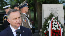 Warszawa, 01.08.2022. Prezydent Andrzej Duda złożył wieniec przed tablicą poświęconą 4000 uczestnikom powstania oraz mieszkańcom Woli w Warszawie, 1 bm. W stolicy trwają obchody 78. rocznicy Powstania Warszawskiego - wystąpienia zbrojnego przeciwko okupującym Warszawę wojskom niemieckim, zorganizowanego przez Armię Krajową. Fot. PAP/P. Supernak