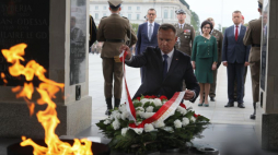 Warszawa, 15.08.2022. Prezydent RP Andrzej Duda (C-front), minister obrony narodowej Mariusz Błaszczak (P), premier Mateusz Morawiecki (2L) i marszałek Sejmu Elżbieta Witek (2P) składają wieniec po uroczystej odprawie wart przed Grobem Nieznanego Żołnierza w Warszawie. Trwają obchody Święta Wojska Polskiego i 102. rocznicy zwycięstwa nad bolszewikami w Bitwie Warszawskiej. Fot. PAP/P. Supernak