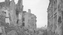 Ulica Świętokrzyska w Warszawie, rok 1945. Źródło: Źródło: www.muzeum1939.pl