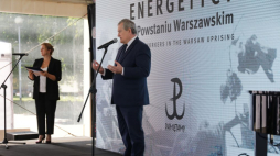 Warszawa, 01.08.2022. Wicepremier, minister kultury Piotr Gliński (P) podczas uroczystości „Energetycy w Powstaniu”, na skwerze Tadeusza Kahla w Warszawie. W stolicy trwają obchody 78. rocznicy Powstania Warszawskiego – wystąpienia zbrojnego przeciwko okupującym Warszawę wojskom niemieckim, zorganizowanego przez Armię Krajową. Fot. PAP/A. Zawada