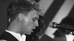 Warszawa 04.1991. Koncert zespołu Republika w studio Programu III Polskiego Radia. Nz. lider zespołu Grzegorz Ciechowski. Fot. PAP/W. Jabłonowski