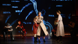 Odtwórczyni roli Ireny Judyta Wenda (P) oraz Agnieszka Wawrzyniak (2P) w roli Pani Grindberg podczas próby medialnej spektaklu „Irena. Historia I. Sendlerowej” w Teatrze Muzycznym w Poznaniu. Fot. PAP/J. Kaczmarczyk