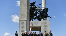 Wicepremier, minister kultury i dziedzictwa narodowego Piotr Gliński (4P), wicepremier, minister obrony narodowej Mariusz Błaszczak (3P), poseł PiS Sławomir Zawiślak (3L) oraz prezes Instytutu Pamięci Narodowej Karol Nawrocki (5L) podczas uroczystości odsłonięcia Pomnika Chwały Kawalerii i Artylerii Konnej w Wolicy Śniatyckiej. Fot. PAP/W. Jargiło