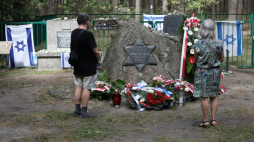 Uroczystości przed „Miejscem Pamięci” w Lesie Łopuchowskim w 81. rocznicę zagłady tykocińskich Żydów. Fot. PAP/A. Reszko