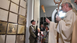 Warszawa, 03.08.2022. Ordynariusz polowy WP bp Wiesław Lechowicz (P) podczas odsłonięcia tablicy poświęconej bł. kard. Stefanowi Wyszyńskiemu, uczestnikowi Powstania Warszawskiego ps. Radosław w Katedrze Polowej Wojska Polskiego w Warszawie. Fot. PAP/R. Pietruszka