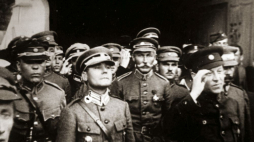 Oficerowie Armii Ukraińskiej Republiki Ludowej: gen. Marko Bezruczko w środku na I planie. Źródło: Wikimedia Commons