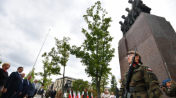 Szef UdSKiOR Jan Józef Kasprzyk (2L) bierze udział w uroczystościach na zakończenie LVII Marszu szlakiem I Kompanii Kadrowej przed Pomnikiem Czynu Legionowego w Kielcach. Fot. PAP/P. Polak
