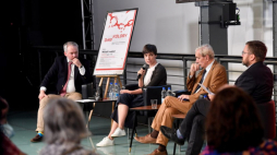 Warszawa, 09.08.2022. Prof. Jerzy Eisler (2P), dyrektor Muzeum Powstania Warszawskiego Jan Ołdakowski (P) oraz dr Izabela Mrzygłód (2L) i prowadzący spotkanie, dziennikarz Michał Szułdrzyński (L) podczas debaty „Wstań i walcz!”. Fot. PAP/P. Nowak 