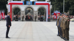 Warszawa, 15.08.2022. Prezydent RP Andrzej Duda (L) wręcza nominacje generalskie podczas uroczystej odprawy wart przed Grobem Nieznanego Żołnierza w Warszawie, 15 bm. Trwają obchody Święta Wojska Polskiego i 102. rocznicy zwycięstwa nad bolszewikami w Bitwie Warszawskiej. Fot. PAP/P. Supernak