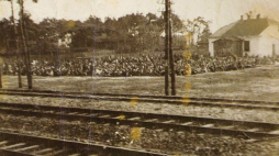 Żydzi na bocznicy kolejowej w Otwocku przed transportem do niemieckiego obozu zagłady w Treblince. 19.08.1942. Fot. z archiwum Żydowskiego Instytutu Historycznego. Źródło: Wikimedia Commons