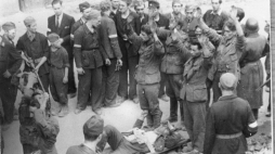 Zdobycie gmachu PAST-y przez powstańców. Warszawa, 20.08.1944. Fot. PAP/CAF