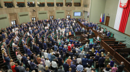 Posłowie uczcili pamięć ofiar Rzezi Woli. Złożenie hołdu zamordowanej między 5 a 7 sierpnia 1944 r. ludności cywilnej zainicjowała wicemarszałek Małgorzata Gosiewska, która przypomniała o wydarzeniach z pierwszych dni Powstania Warszawskiego. Fot. PAP/P. Supernak