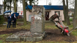Prezes Instytutu Pamięci Narodowej Karol Nawrocki (2L) i wójt Gminy Siedlec Jacek Kolesiński (L) podczas demontażu pomnika czerwonoarmisty. Siedlec, 20.04.2022. Fot. PAP/J. Kaczmarczyk