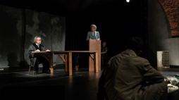 Aktorzy: Ewa Makomaska (P) i Antoni Ostrouch (L) podczas premiery spektaklu „Sąd Ostateczny. Rzecz o Karolinie Lanckorońskiej” w Arkadach Kubickiego Zamku Królewskiego w Warszawie. Fot. PAP/M. Marek