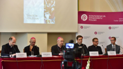 Przewodniczący KEP abp Stanisław Gądecki (3L), rzecznik KEP ks. Leszek Gęsiak (L), koordynator etapu krajowego synodu o synodalności abp Adrian Galbas (2L), dyrektor Instytutu Statystyki Kościoła Katolickiego Wojciech Sadłoń (3P), koordynator procesu synodalnego, jakie w archidiecezji poznańskiej ks. Mirosław Tykfer (2P) i delegat kościoła w Polsce na otwarcie synodu o synodalności w Watykanie prof. Aleksander Bańka (P). Częstochowa, 25.08.2022. Fot. PAP/W. Deska