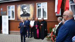 Wicepremier, minister kultury i dziedzictwa narodowego Piotr Gliński (L) podczas obchodów 46. rocznicy męczeńskiej śmierci Sługi Bożego ks. Romana Kotlarza w miejscowości Trablice. Fot. PAP/P. Polak