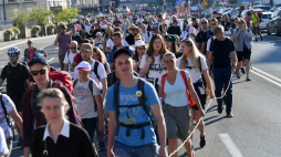 Uczestnicy Warszawskiej Akademickiej Pielgrzymki Metropolitalnej na Jasną Górę na pl. Teatralnym w Warszawie. Fot. PAP/P. Nowak