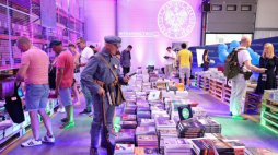 Inauguracja Dni Wydawnictwa IPN w magazynie centralnym w Warszawie. Fot. PAP/L. Szymański