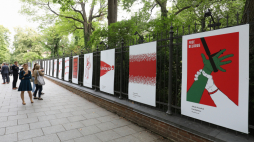 Wystawa plenerowa pt. "Biało-czerwono-biały" w Muzeum Łazienki Królewskie w Warszawie. Fot. PAP/P. Supernak