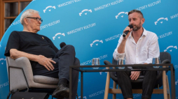 Ukraiński pisarz Serhij Żadan (P) oraz poeta, prozaik, tłumacz i krytyk literacki Bohdan Zadura (L) podczas spotkania autorskiego w Klasztorze Ojców Dominikanów w Lublinie. Fot. PAP/W. Jargiło