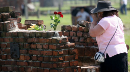 Dzień Pamięci o Zagładzie Romów na terenie b. niemieckiego obozu zagłady Auschwitz-Birkenau. 2009 r. Fot. PAP/J. Bednarczyk