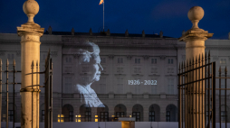 Wizerunek Elżbiety II na fasadzie Pałacu Prezydenckiego. Źródło: Prezydent.pl