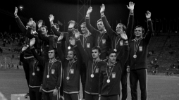 Igrzyska olimpijskie w Monachium: piłkarska reprezentacja Polski podczas dekoracji złotym medalem. Rząd górny, od lewej: Jerzy Gorgoń, Hubert Kostka, Kazimierz Deyna, Marian Ostafiński, Jerzy Kraska, Antoni Szymanowski, Robert Gadocha, Zygfryt Szołtysik; w rzędzie dolnym od lewej: Zygmunt Anczok, Włodzimierz Lubański, Zygmunt Maszczyk, Zbigniew Gut i Lesław Ćmikiewicz . Fot. PAP/Archiwum