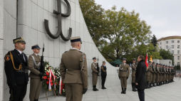 Warszawa, 27.09.2022. Szef Gabinetu Prezydenta RP Paweł Szrot (P) podczas obchodów 83. rocznicy powstania Polskiego Państwa Podziemnego, 27 bm. przed pomnikiem Armii Krajowej i Polskiego Państwa Podziemnego w Warszawie. Fot. PAP/P. Supernak